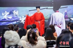 青年汉服“讲书人”：衣